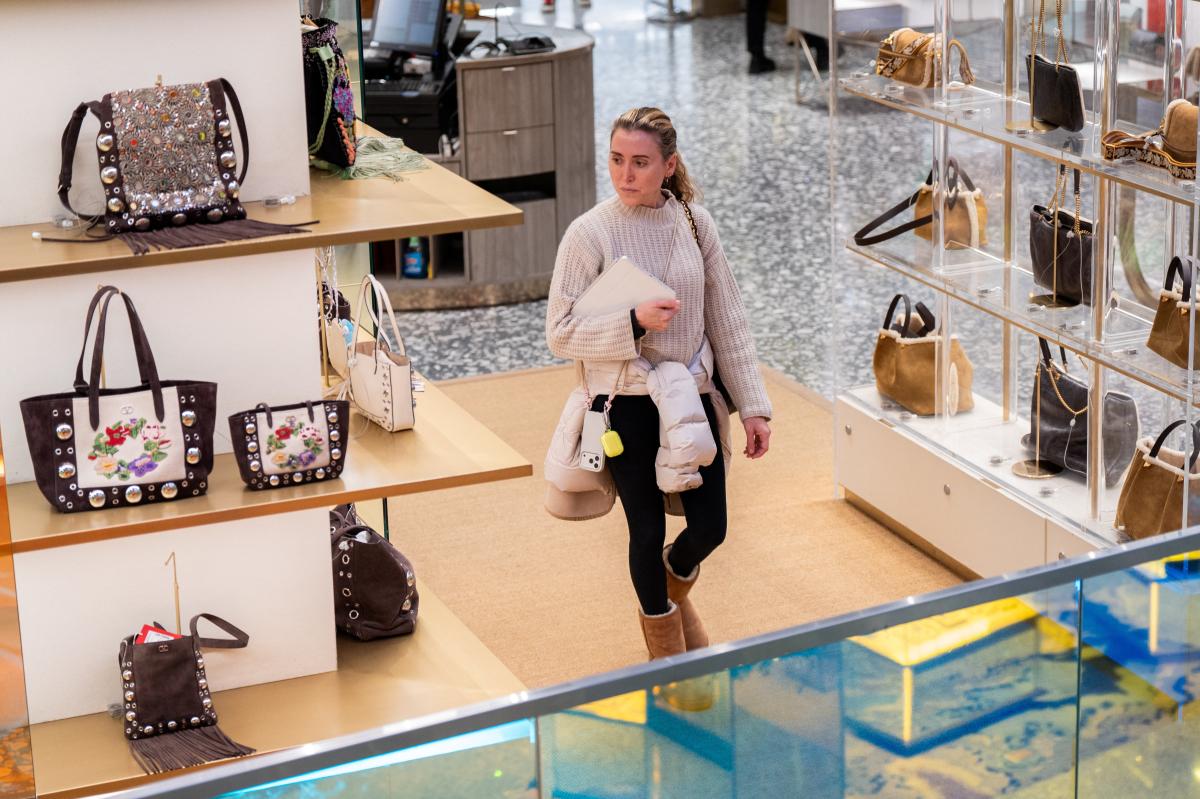 Saks plans to file for bankruptcy as soon as Sunday as it crumbles